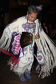 Stammestänzer der Chickasaw und Choctaw Nation Dancers @ Oklahoma Country Saloon, München (©Foto: Martin Schmitz)